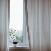 极速电竞内容编辑在深色屏幕前查看延迟曲线数据的工作照，冷蓝色环境光突出专业氛围